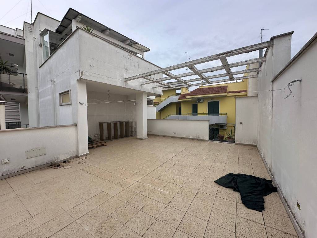 Modugno trilocale con terrazzo e box auto
