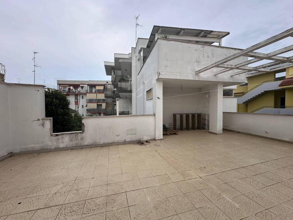 Modugno trilocale con terrazzo e box auto