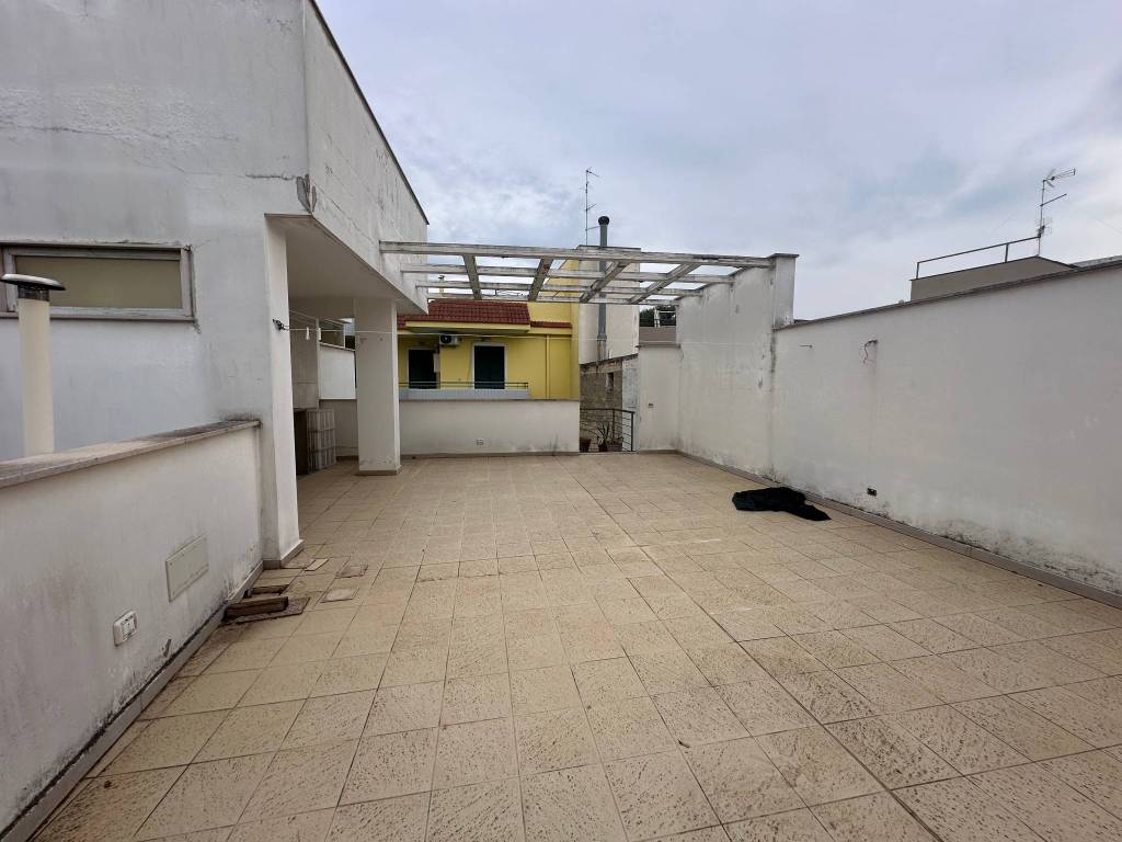 Modugno trilocale con terrazzo e box auto