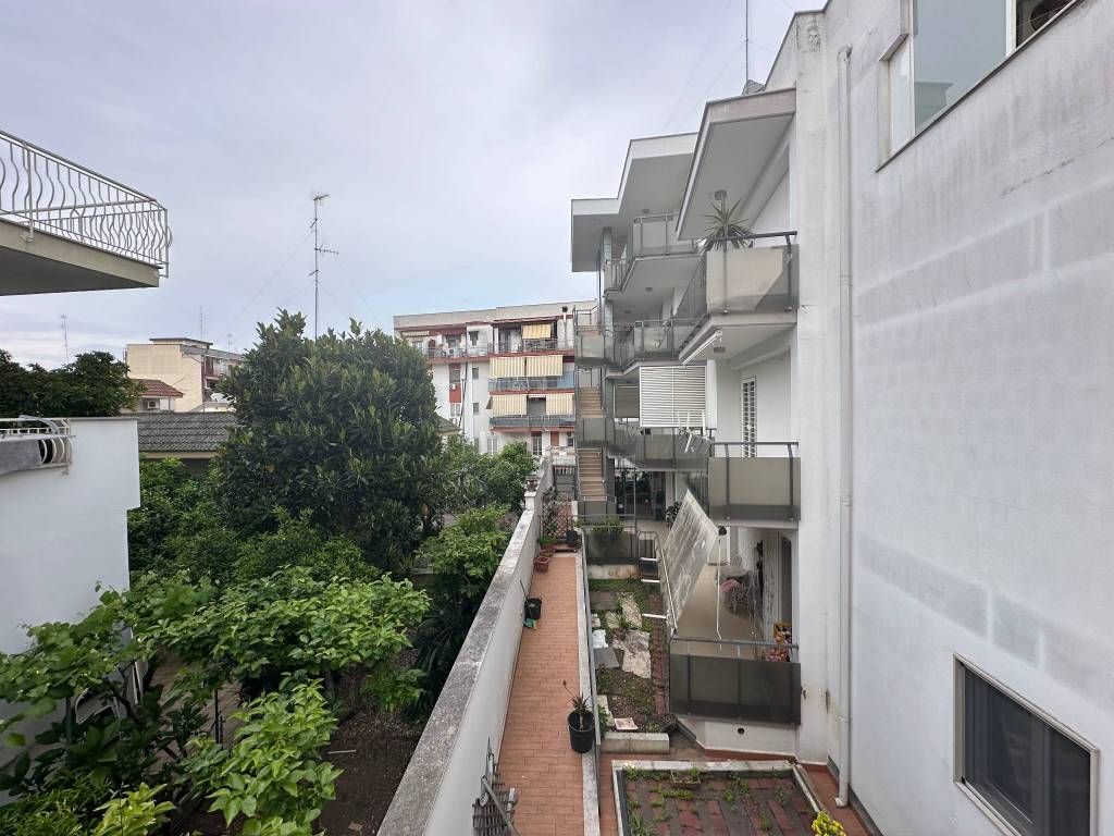 Modugno trilocale con terrazzo e box auto