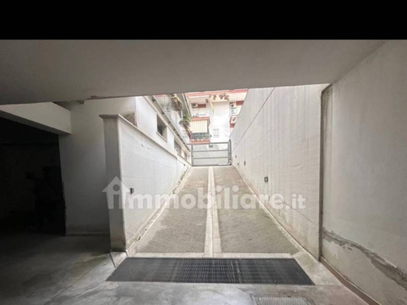 LOCALE DEPOSITO CON BAGNO
