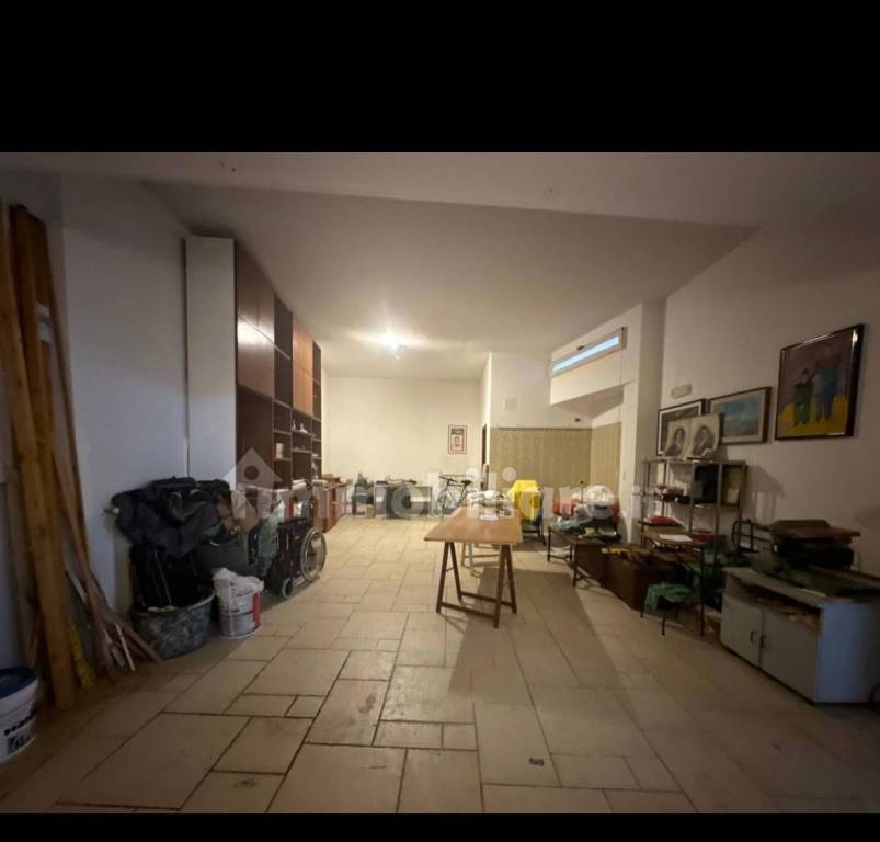 LOCALE DEPOSITO CON BAGNO