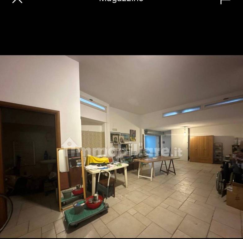 LOCALE DEPOSITO CON BAGNO
