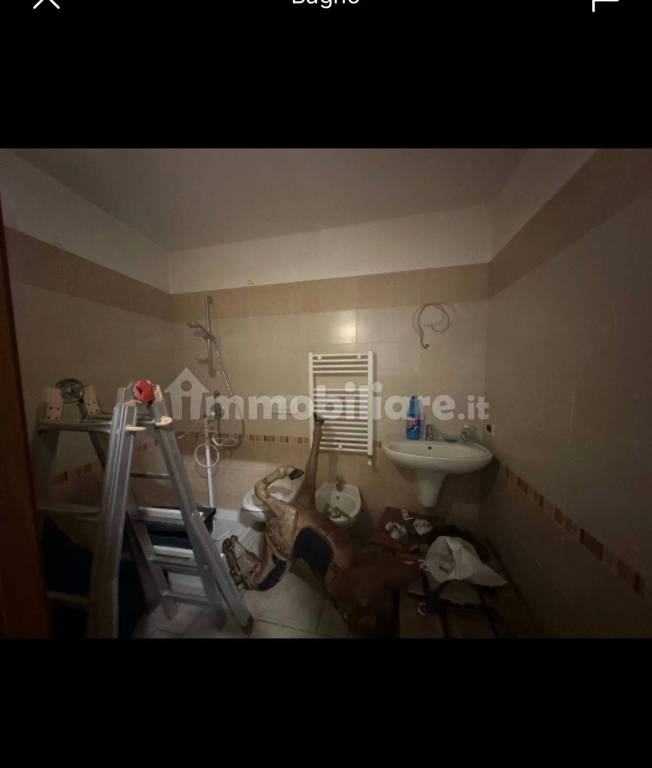 LOCALE DEPOSITO CON BAGNO
