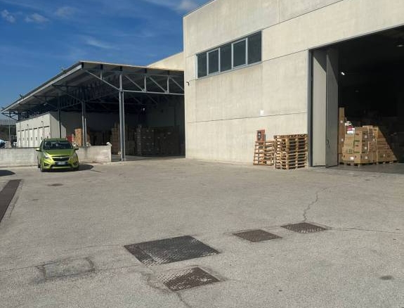 FITTASI CAPANNONE CON PIAZZALE