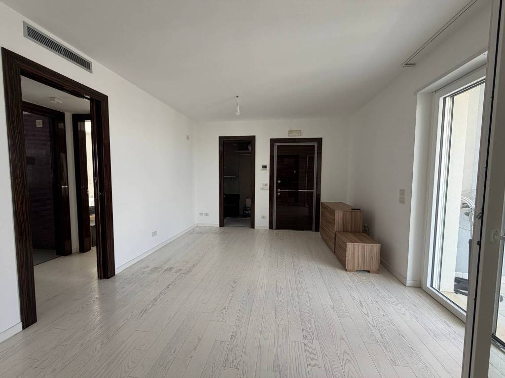 FITTASI TRIVANI,DOPPI SERVIZI, CANTINA,POSTO AUTO COPERTO